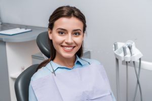 Patient with beautiful smile thanks to tooth-colored fillings