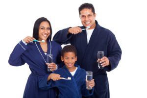 Family brushing teeth before bed, applying oral hygiene tips